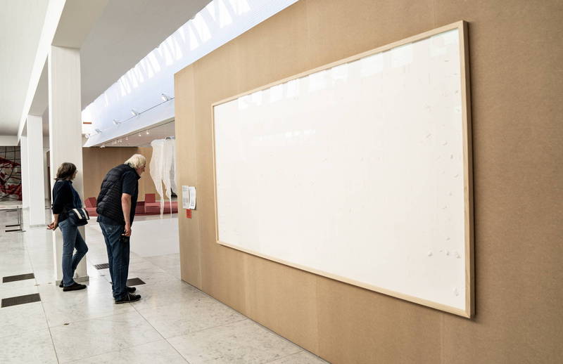 丹麥藝術家哈寧交付博物館空白畫框引發爭議。（歐新社）
