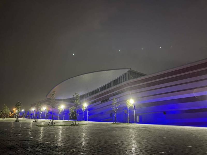 大台南會展中心外觀夜景。（南市工務局提供）