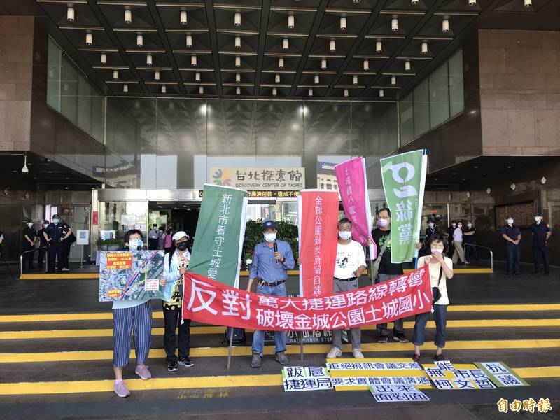 今天有多個民間團體聚集台北市政府前抗議，質疑萬大線說明會採視訊會議，阻礙鄉親發表意見。（記者蔡思培攝）