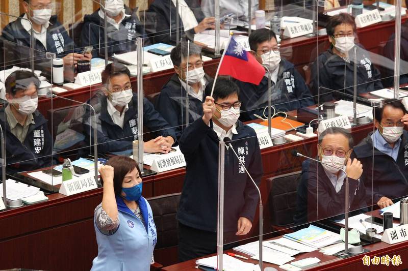 陳其邁跟著童燕珍舉國旗喊中華民國生日快樂。（記者李惠洲攝）