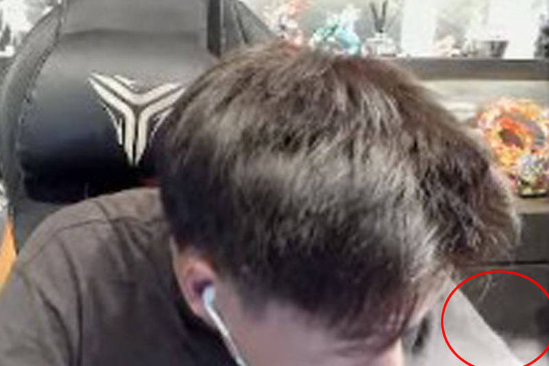 劉偉健27日的遊戲時況影片中，多次錄到「吞雲吐霧」的畫面。（圖取自劉偉健Youtube頻道）