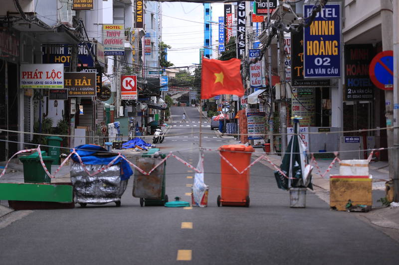 越南胡志明市今（30日）稍早宣布，將鬆綁「封鎖禁足令」，重新開放商業與社交活動。（美聯社）