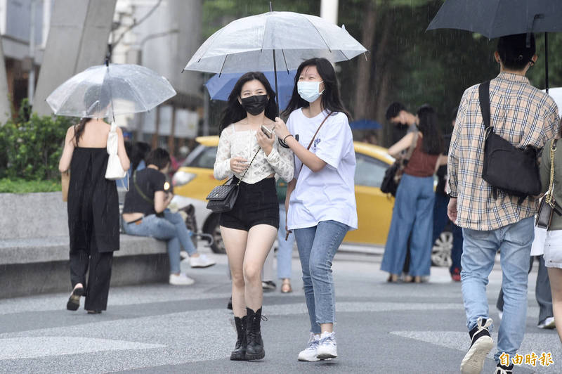 明天北部、東半部整天有不定時短暫陣雨，尤其北部山區及東北部地區雨量有機會達到大雨等級，中南部是夏季午後局部短暫雷陣雨天氣，山區容易有短延時局部大雨發生。（資料照）