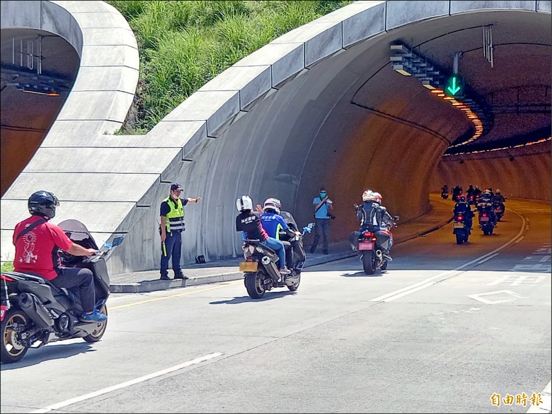 蘇花改大型重機通行首日，截至昨晚6點，已有逾千車次「搶頭香」、見證歷史性一刻。（記者江志雄攝）