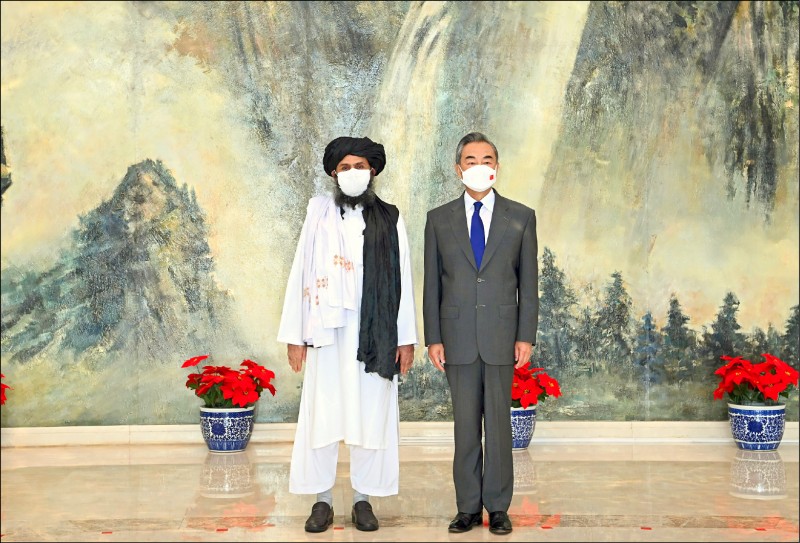 中国外交部长王毅（右）上月廿八日在中国天津市会见阿富汗神学士政治委员会负责人巴拉达尔（左）。（美联社档案照）(photo:LTN)