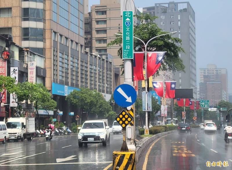 新北迎接雙十國慶，在重要路口及橋梁插掛萬面國旗。（記者何玉華攝）