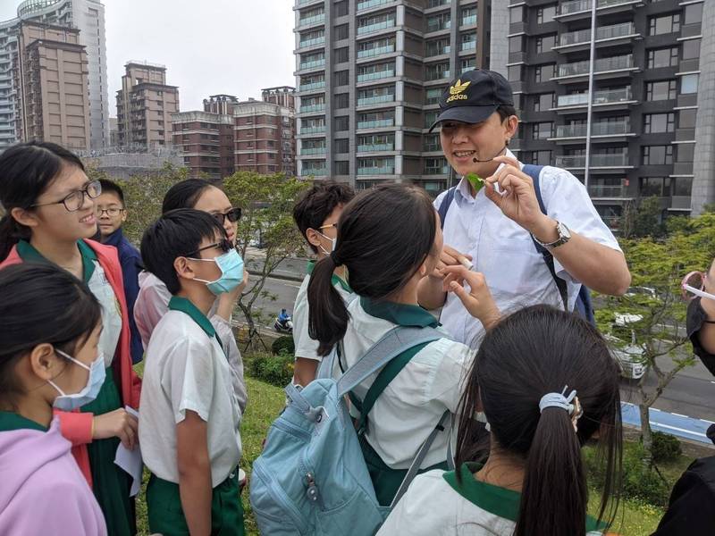 五華國小老師董大鋼為學童生態導覽。（環保局提供）