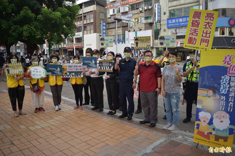 台中市警局第二分局今天找台中科技大學與百貨公司，宣導「交通安全月」。（記者張瑞楨攝）