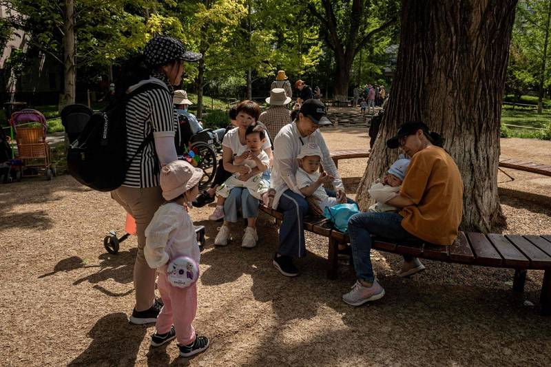 中国一份新研究警告，中国人口将在未来45年内减少多达一半。图为北京一群家长带着小孩在公园里游憩的画面。（法新社档案照）(photo:LTN)