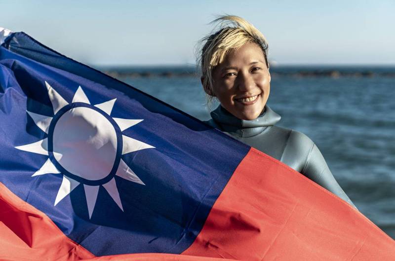 侯一明在完賽後拿起台灣國旗，透過轉播讓世界看到台灣。（AIDA TAIWAN提供）