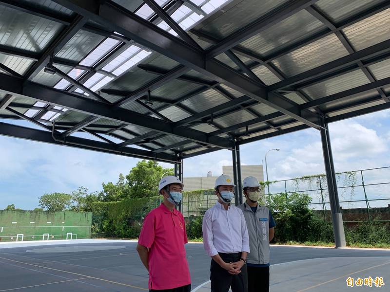 新竹市改造6校風雨球場。圖為市長林智堅視察建功國小風雨球場。（記者洪美秀攝）