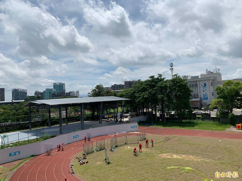 新竹市改造6校風雨球場。圖為建功國小風雨球場。（記者洪美秀攝）