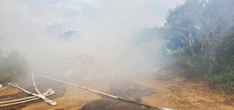 垃圾堆起火，關西東平里山區一度濃煙密布。（讀者提供）