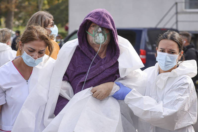 罗马尼亚康斯坦察负责收治武肺病患的医院传出火警后，其余所有患者均已被疏散。（美联社）(photo:LTN)