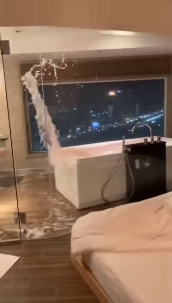 強震發生時,萬那杜居民用手機拍攝下浴缸水花四濺的瞬間。(圖擷取自Yiz官方YouTube) 強震發生時,萬那杜居民用手機拍攝下浴缸水花四濺的瞬間。(圖擷取自Yiz官方YouTube)