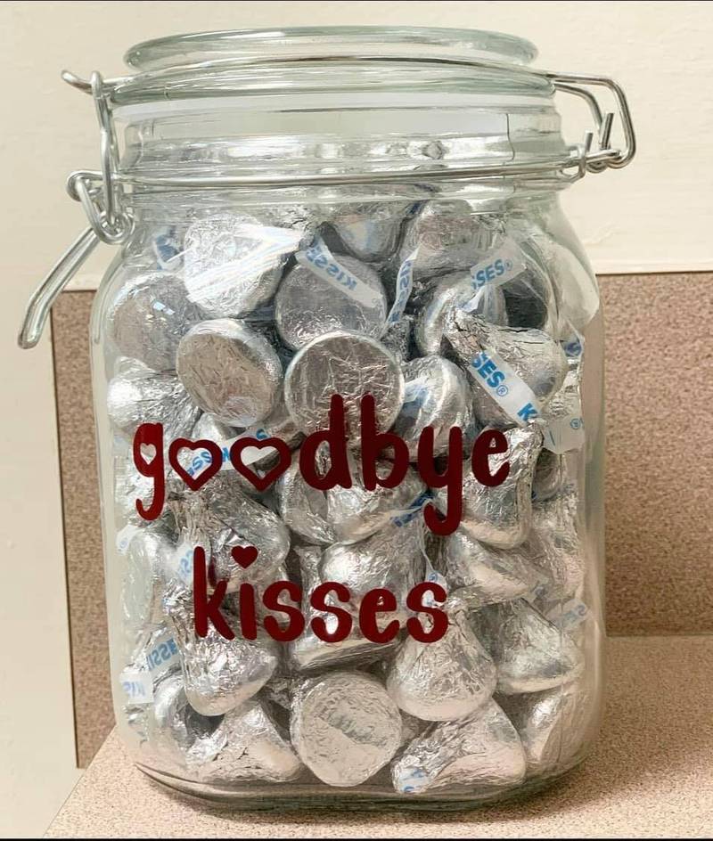 美国阿拉巴马州一家兽医诊所「史密斯站动物医院」特别准备名为「再见之吻」的巧克力，送给即将被安乐死的毛小孩们。（图撷取自脸书「Smiths Station Animal Hospital」）(photo:LTN)