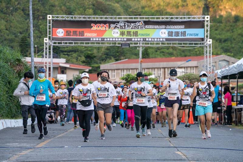 綠島「大哥路跑」今晨起跑。（台東縣府提供）