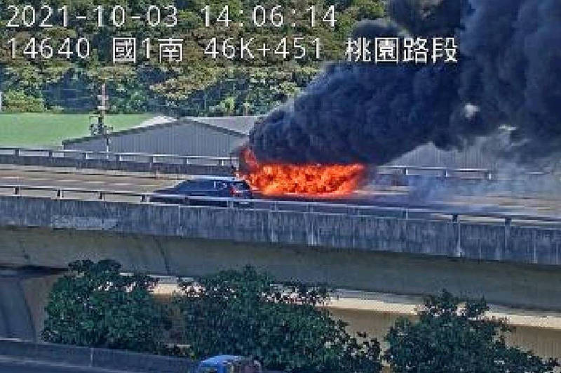 國1五楊高架北上路段，今天下午發生火燒車事件，所幸無人傷亡。（記者陳恩惠翻攝）