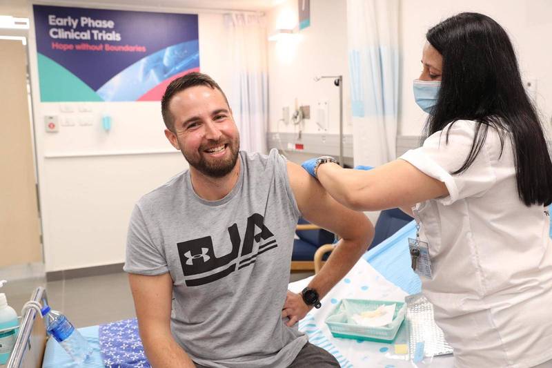 以色列国产疫苗BriLife于2020年11月展开一期人体临床实验，图为第一位接种该疫苗的志愿者。（取自以色列国防部官网）(photo:LTN)