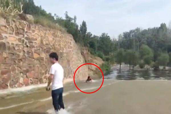 1日传出一名13岁男童在玩耍过程不慎被湍急水流沖走，不幸溺毙。（翻摄自微博）(photo:LTN)