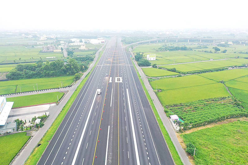 A section of National Highway No. 1 in Changhua County is evacuated on May 27, 2019, to prepare for a military aircraft landing drill.
Photo courtesy of the Freeway Bureau