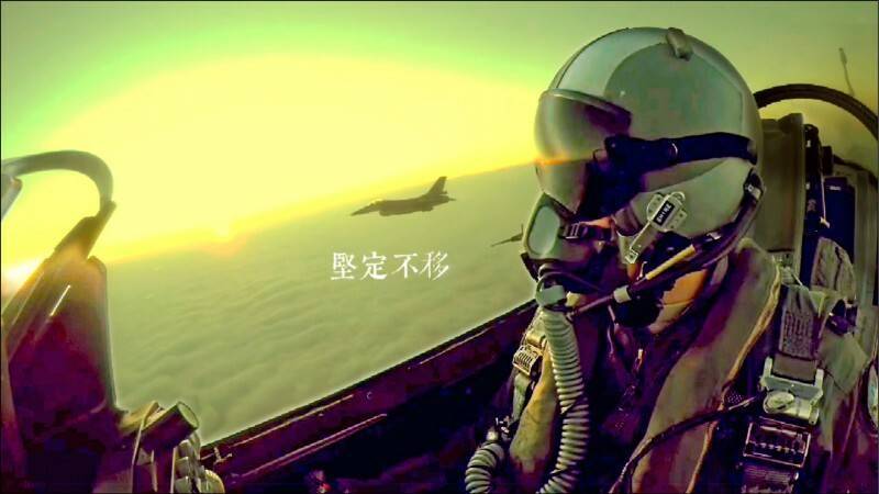 中國解放軍本月起加大派軍機襲擾我南方外圍空域力道，10月1日至3日，共計派93架次軍機擾台。圖為空軍揭露國軍戰機緊急升空、地面官兵監控動態、防空飛彈備戰的情形。（取自臉書）