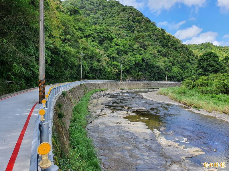 新設的道路為RC撲面，不僅不易損壞，加上修繕排水系統也不會再有積水狀況。（記者邱書昱攝）