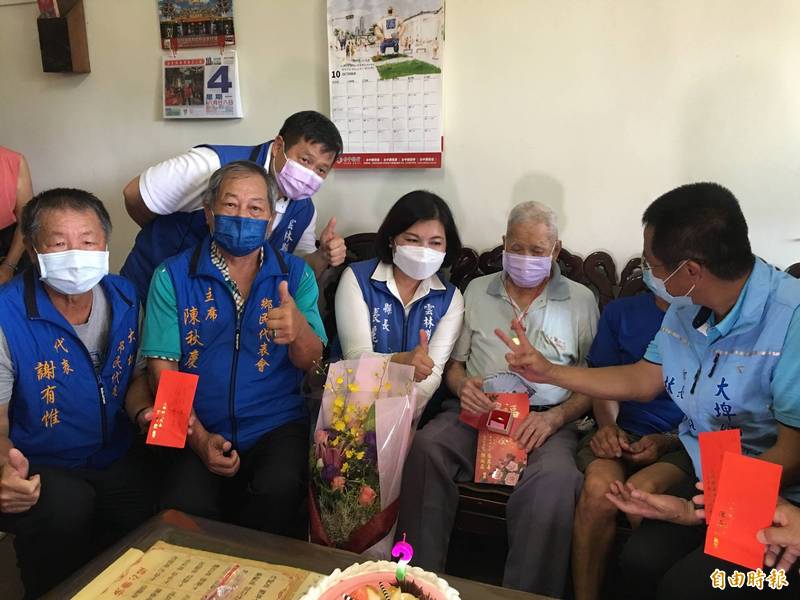 雲林縣長張麗善今天前往拜訪全縣百歲人瑞，其中最年長江新旺高齡110歲。（記者黃淑莉攝）