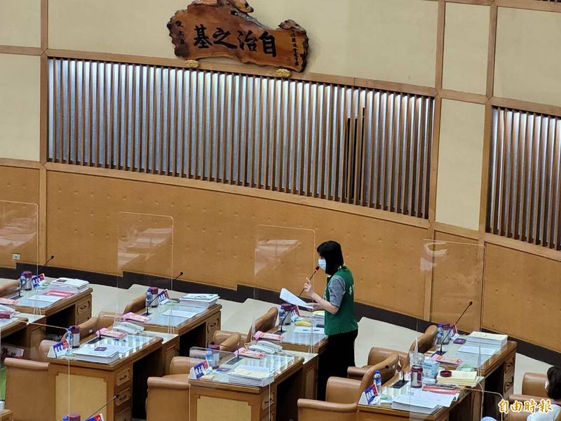 新北市議員李倩萍今天在議會質詢兒少保護案件親職教育執行率低等議題。（記者賴筱桐攝）