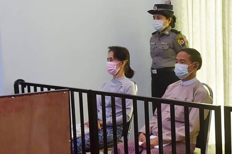 被緬甸軍政府拘留的翁山蘇姬（左）與前總統溫敏（右）今年5月曾一同出庭應訊。（法新社資料照）
