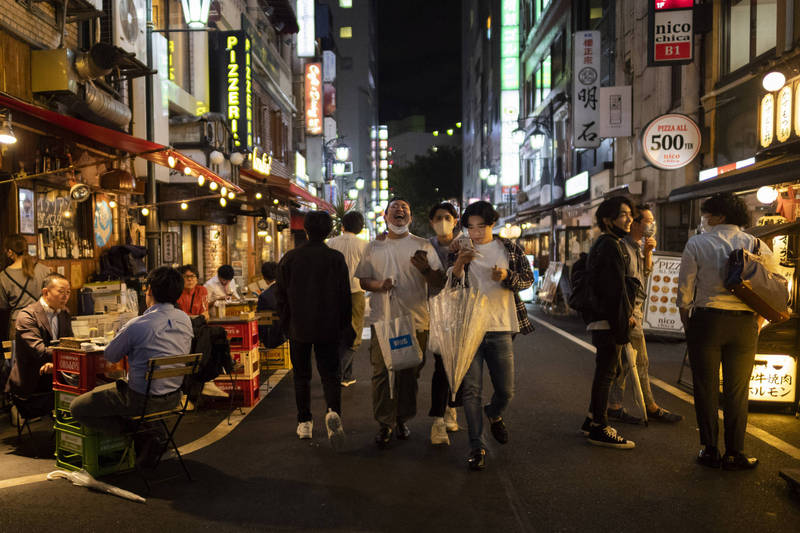 日本政府今日公布數據顯示，日本總人口60%以上已接種了完整的兩劑疫苗，而至少接種一劑疫苗的人則占總人口71.3%。（美聯社）