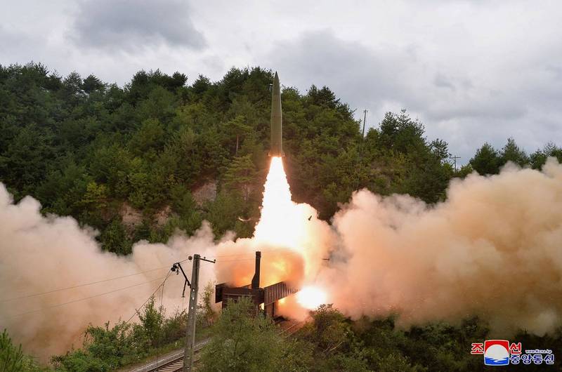 北韩「铁路机动飞弹团」9月15日朝日本海发射两枚弹道飞弹。（法新社）(photo:LTN)