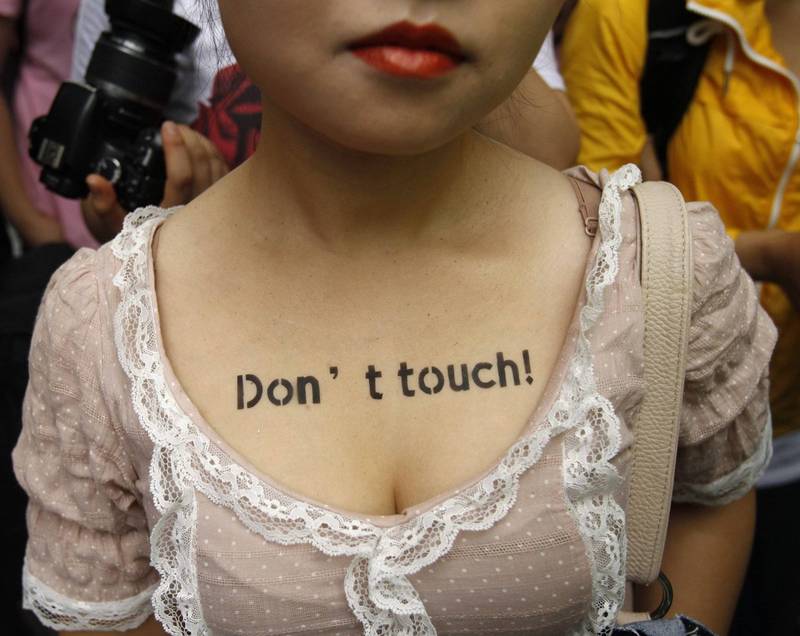 南韩1名女警遭到男同事集体性骚扰，警察厅宣布对其中10人祭出惩处措施。南韩女权运动示意图。（路透）(photo:LTN)