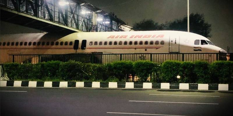 印度航空证实确实有飞机卡在高速高路上，不过这架飞机已经报废。（图翻摄自推特）(photo:LTN)