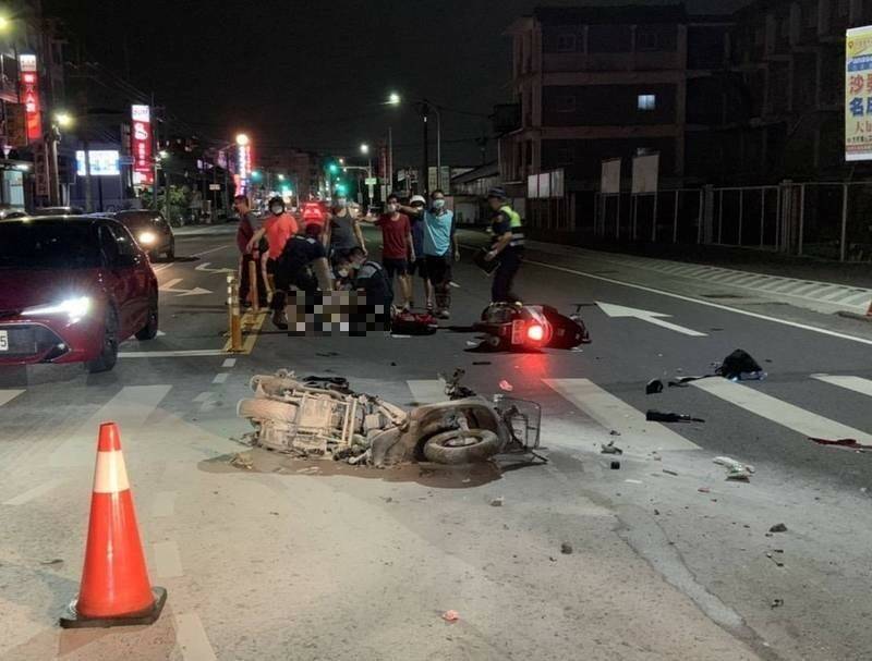 彰化社頭中山路口發生酒駕肇事車禍，遭撞機車起火燃燒，消防人員趕緊滅火，也趕緊幫傷者搶救。（記者陳冠備翻攝）