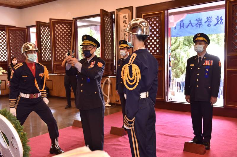 警政署長陳家欽親自主祭今年度警察秋祭。（記者姚岳宏翻攝）