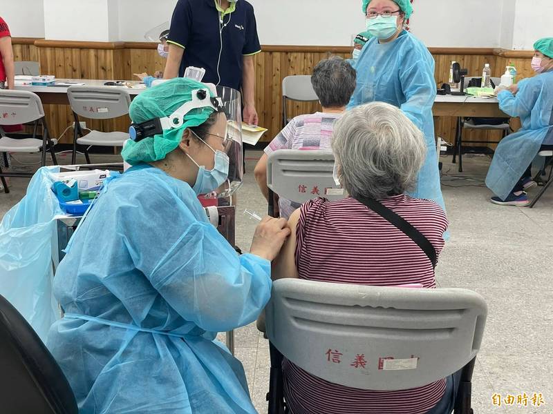台北市政府僅先開放7.2萬劑AZ疫苗預約，遭秒殺額滿，挨批搞「限量」、「人民安全當魷魚遊戲」。（記者鄭名翔攝）