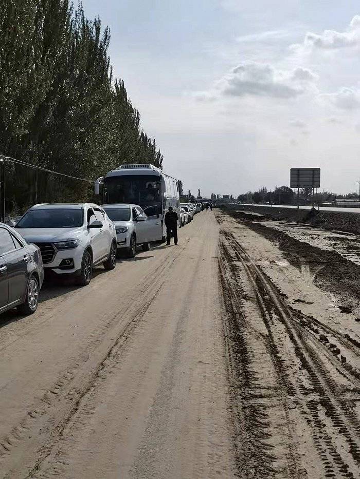 新疆伊犁大量游客想离开，却卡关在主要通道的疫情检测站外。（图撷取自微博）(photo:LTN)