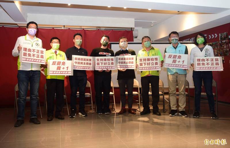 台中第二選區六議員偕同志工挺陳柏惟，成立「反惡罷大聯盟」成立記者會。（記者廖耀東攝）