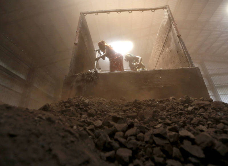 根據印度電力局數據，截至9月29日，印度135家燃煤電廠中，有16家煤炭庫存為0，超過80%電廠也只剩下不到一週的庫存。（路透）