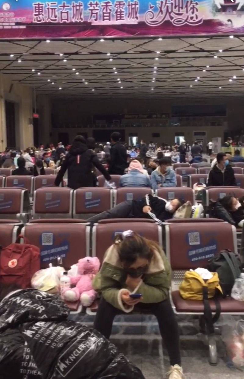 新疆伊犁大量游客想离开，被滞留机场。（图撷取自微博）(photo:LTN)
