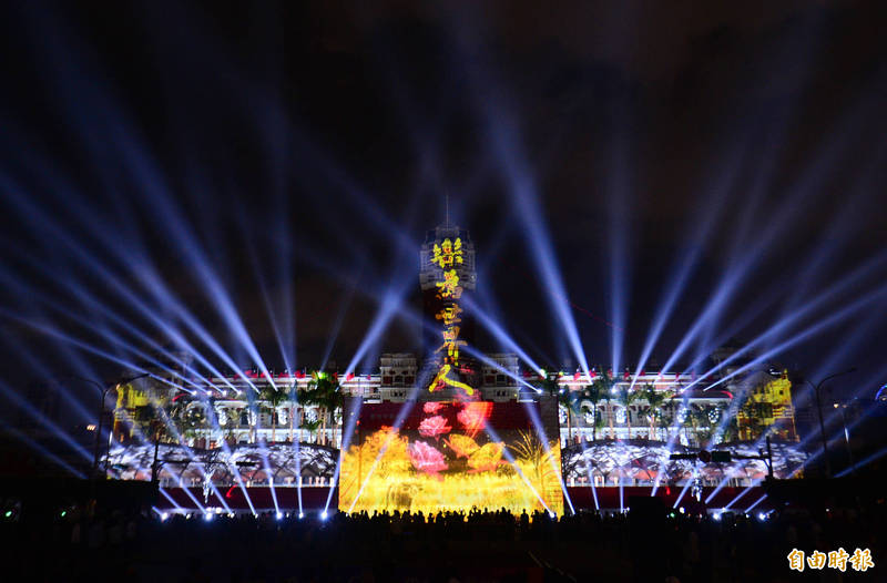 國慶總統府光雕展演，在總統府正面打出「台灣人，樂為世界人」字樣。（記者王藝菘攝）