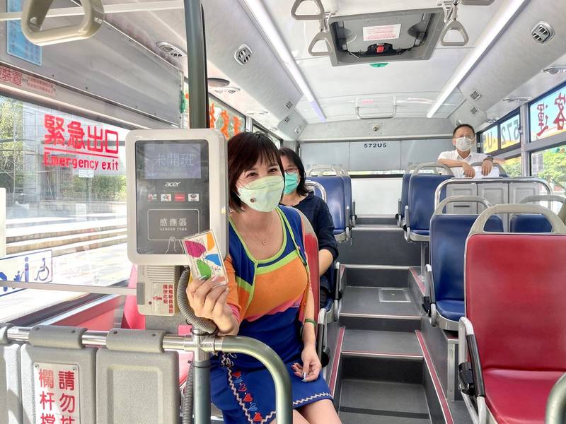 台北市政府公共運輸處針對北市近3000輛「低地板公車」的中門兩側加裝防護隔板，台北市議員王欣儀今實勘試裝情況。（台北市議員王欣儀提供）