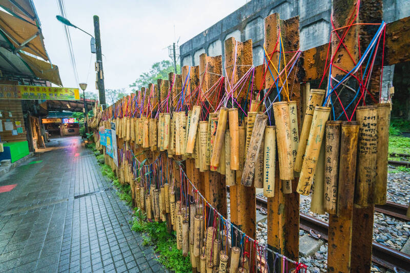 新北市交通局預估，國慶連假人潮可能受到五倍券影響增多，建議民眾多多使用大眾運輸工具，圖為菁桐車站。（新北市觀光旅遊局提供）