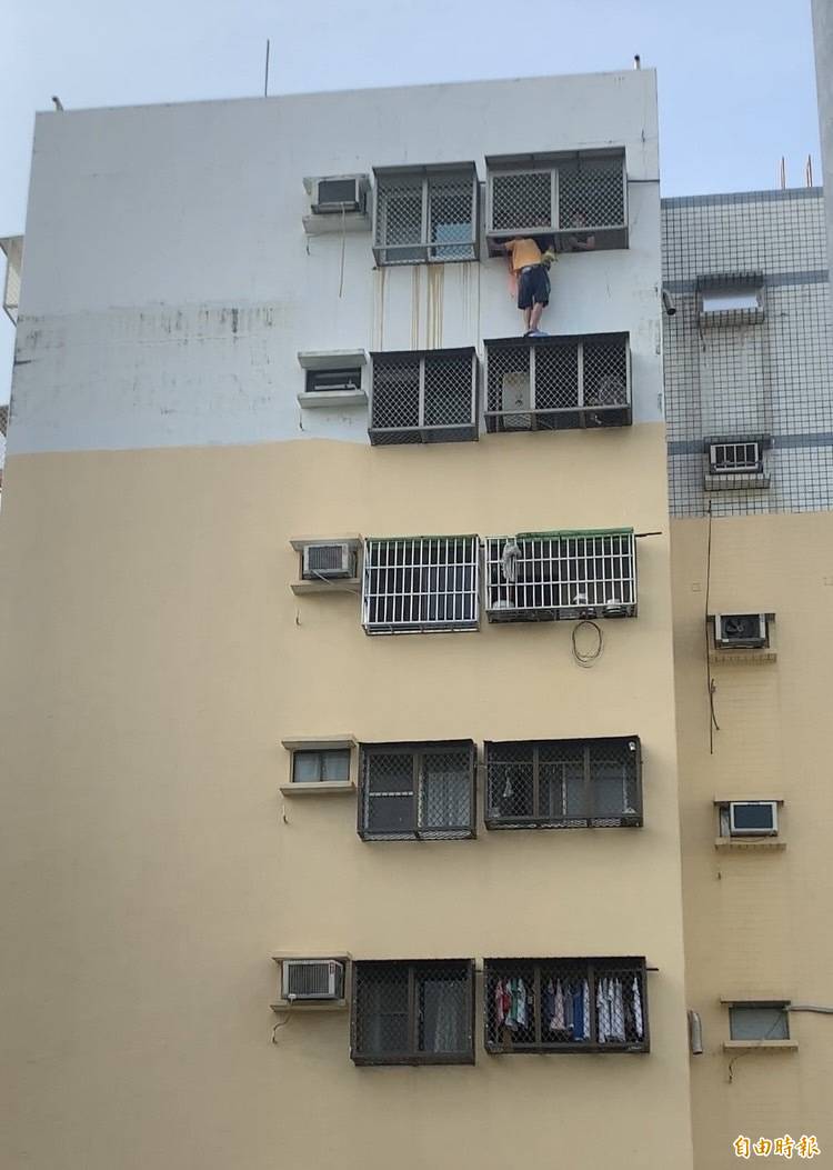 黃男躲警反受困6樓屋簷嚇到腿軟。（記者陳文嬋攝）