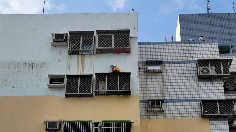 黃男躲警反受困6樓屋簷。（讀者提供）