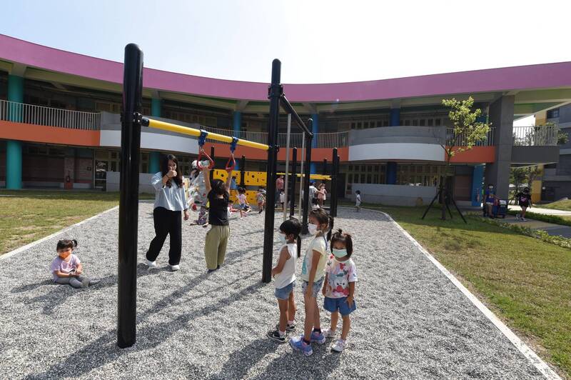 六合非營利幼兒園佔地約605坪，今年8月1日起委由明新科大開辦，可招收6班180位小朋友，目前招收4班，持續招生中。（圖由縣府提供）