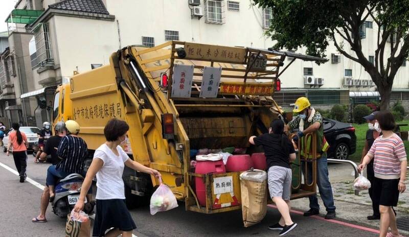 雙十國慶連假，台中市垃圾清運除10月10日逢週日清潔隊例行休假，其餘2天均維持垃圾正常清運。（記者蔡淑媛翻攝）