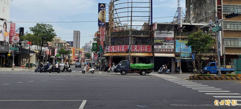 高市鳳山區青年、建國路口，在十大易肇事路段中排行第四。（記者陳文嬋攝）