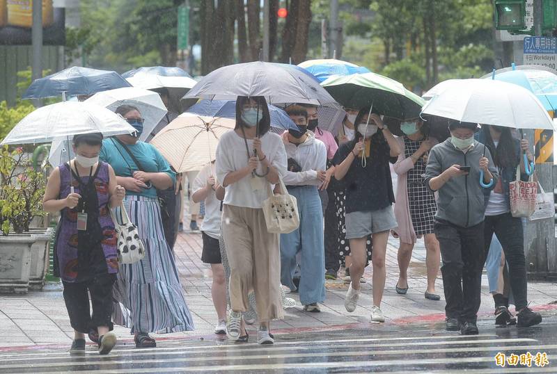 明天各地雲量增多，偏東風迎風面的基隆北海岸、東半部地區及恆春整天有不定時短暫陣雨，有機會伴隨雷擊及強陣風出現，大台北的東側以及南部地區則有零星短暫陣雨。（記者張嘉明攝）